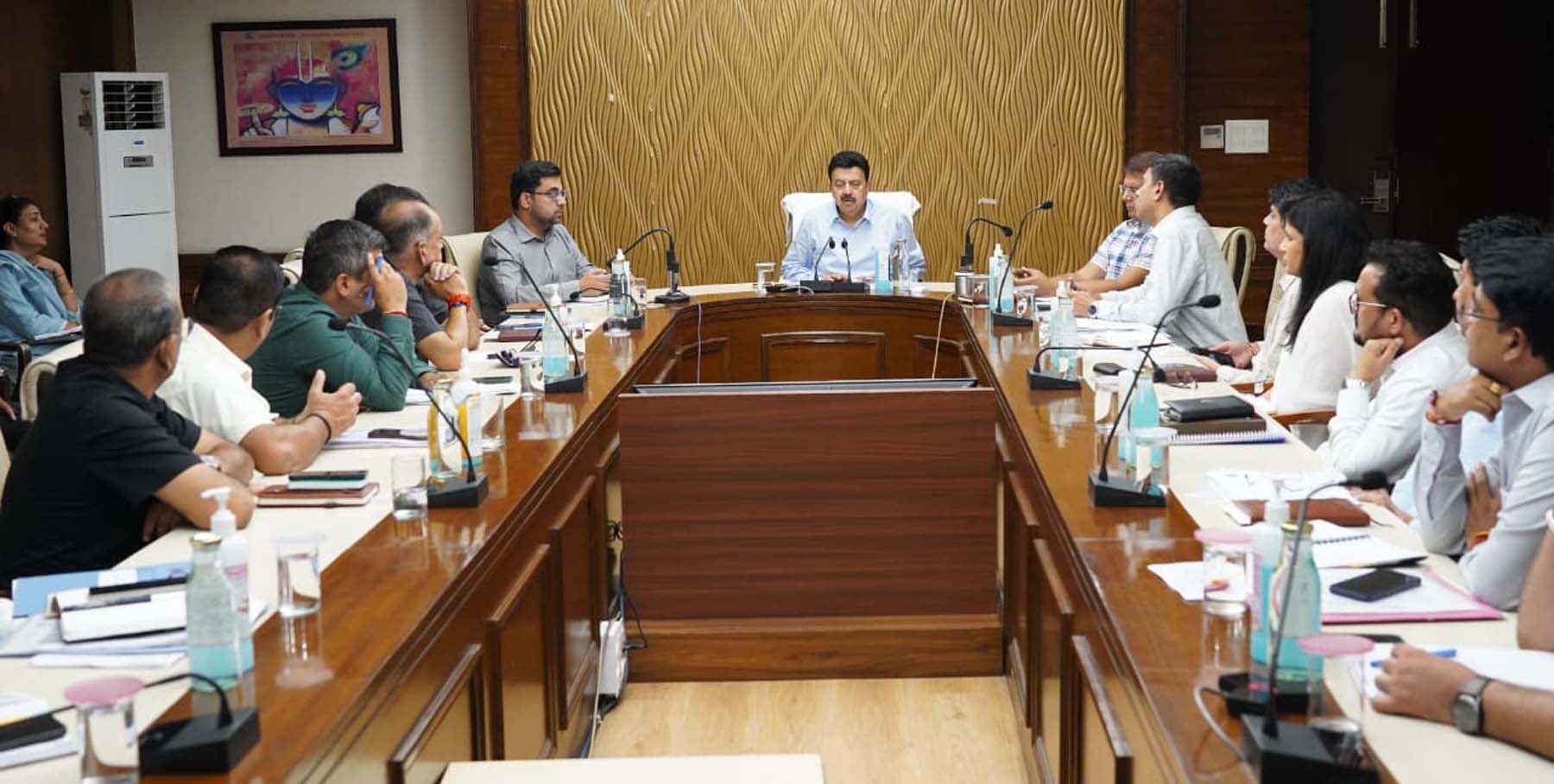 गुरुग्राम में अधिकारियों की बैठक लेते मंत्री राव नरबीर सिंह। गुरुग्राम में अधिकारियों की बैठक लेते मंत्री राव नरबीर सिंह।