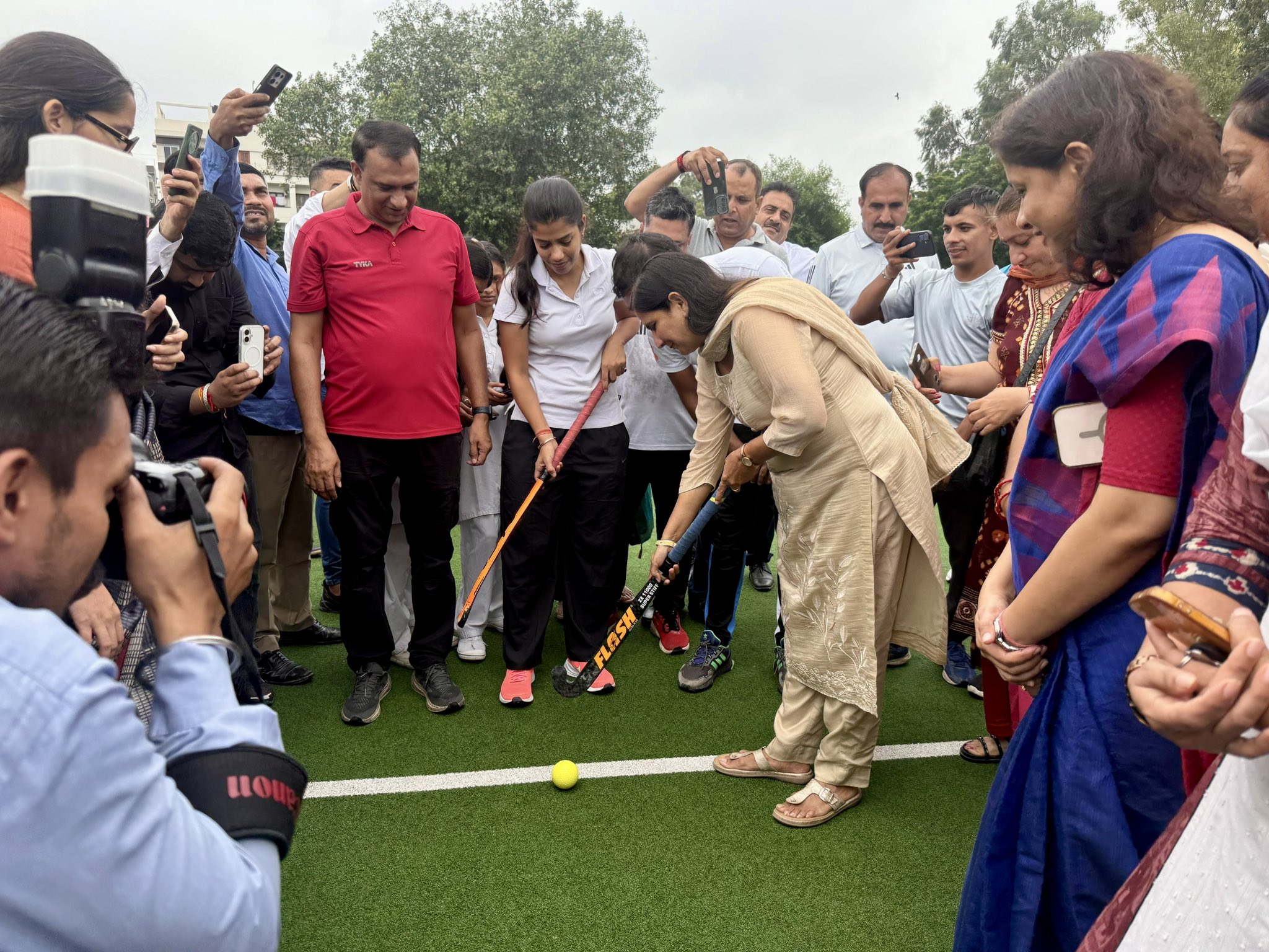 पश्चिमी दिल्ली स्थित अशोक नगर सर्वोदया बाल विद्यालय में महिला हॉकी लीग की शुरुआत करती की भाजपा सांसद कमलजीत सहरावत पश्चिमी दिल्ली स्थित अशोक नगर सर्वोदया बाल विद्यालय में महिला हॉकी लीग की शुरुआत करती की भाजपा सांसद कमलजीत सहरावत