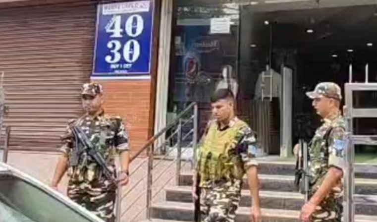 प्रतिष्ठानों पर आयकर विभाग की छापेमारी प्रतिष्ठानों पर आयकर विभाग की छापेमारी
