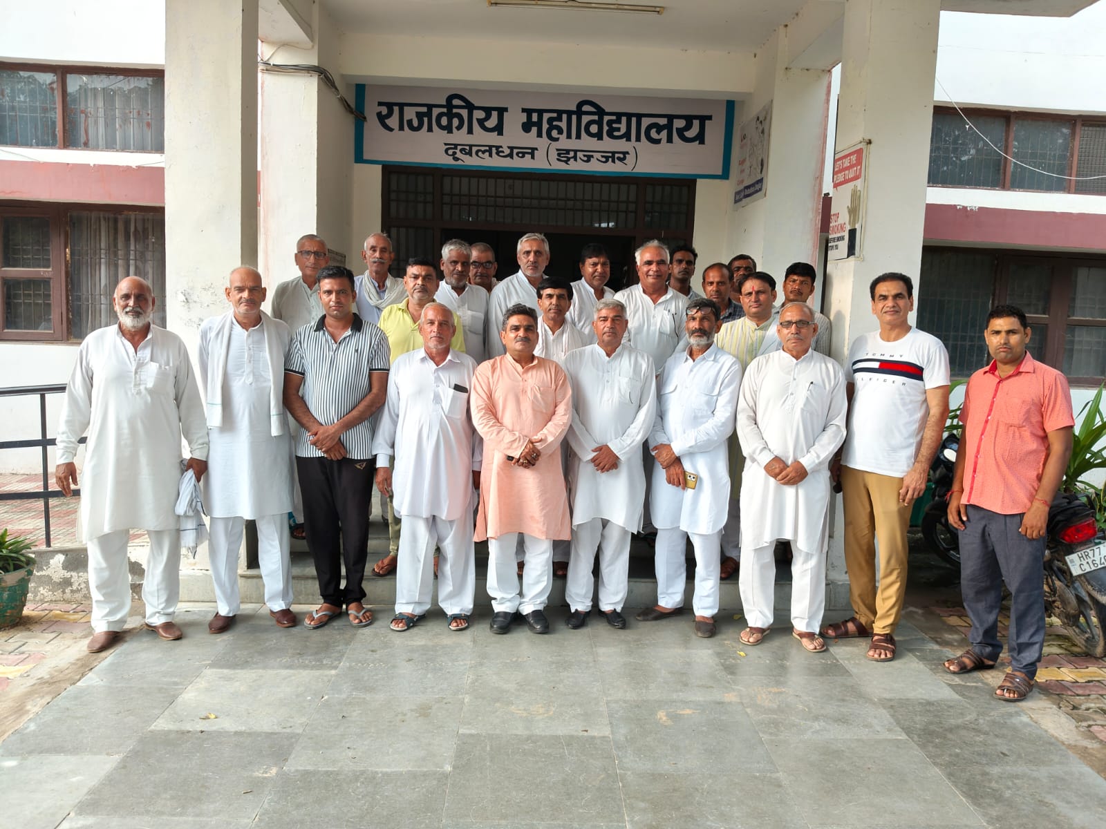 कॉलेज सुधार समिति की बैठक के बाद कॉलेज के मुख्य द्वार पर मौजूद ग्रामीण।