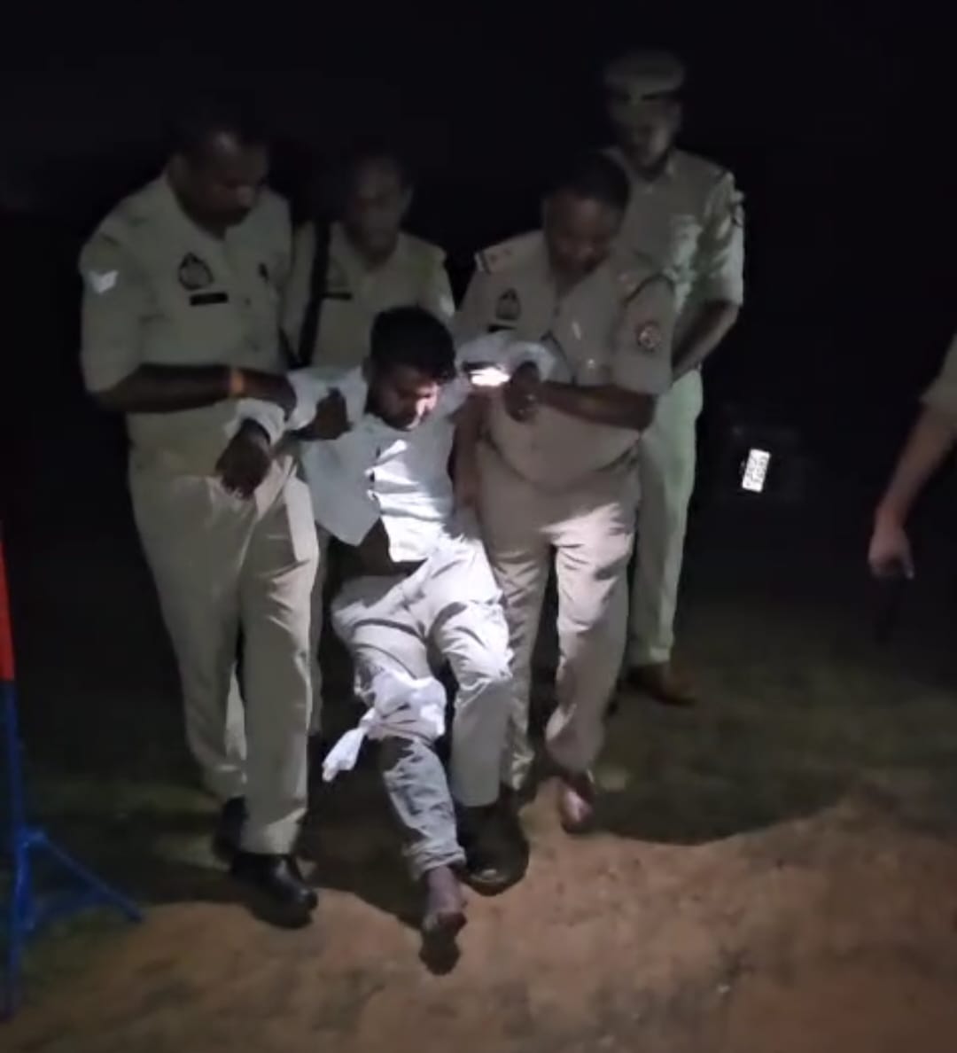 पुलिस मुठभेड़ में घायल बदमाश। पुलिस मुठभेड़ में घायल बदमाश।