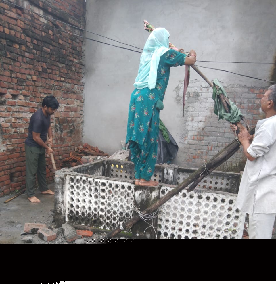 अवैध मजार हटाते लोग अवैध मजार हटाते लोग