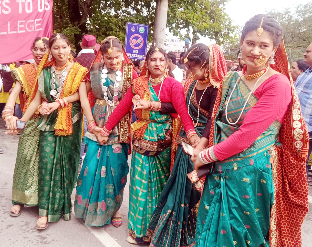 कदली दलों की शोभायात्रा में शामिल बालिकाएं पारंपरिक परिधानों में।