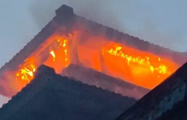 इंदौरः होल्कर कालीन बिल्डिंग में लगी भीषण आग इंदौरः होल्कर कालीन बिल्डिंग में लगी भीषण आग