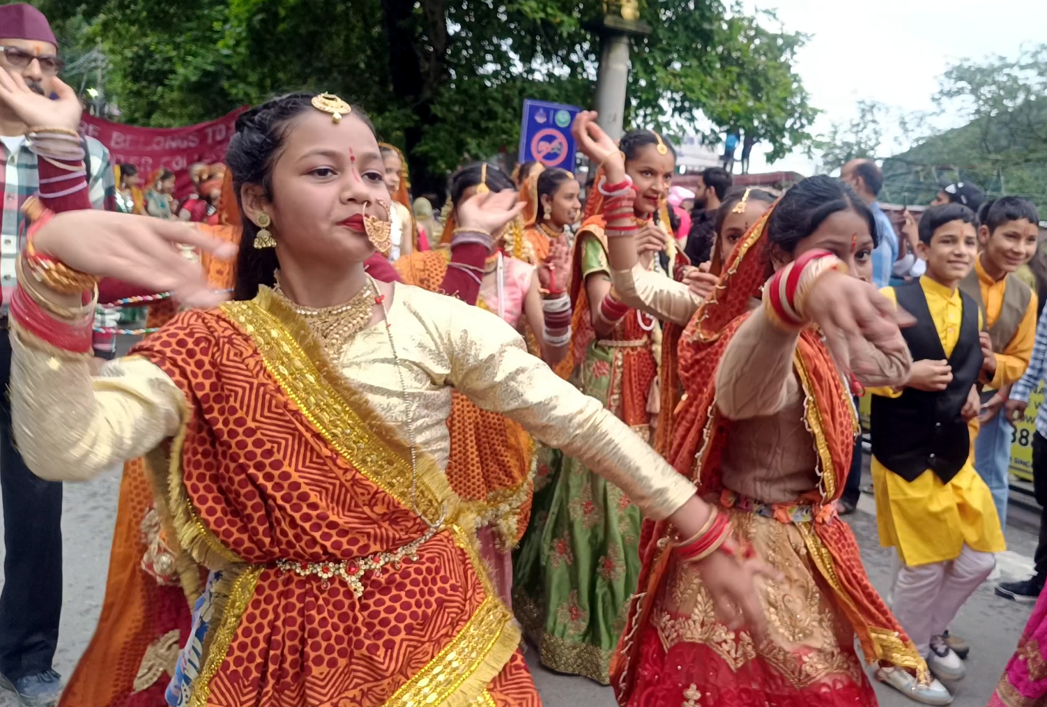 कदली दलों की शोभायात्रा में शामिल भक्ति रस में रमकर नृत्य करती बालिकाएं।