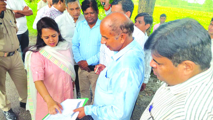 भूमि का मुआयना करते हुए