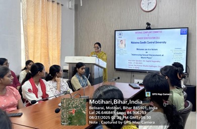 व्याख्यान को संबोधित करते प्रोफेसर व्याख्यान को संबोधित करते प्रोफेसर