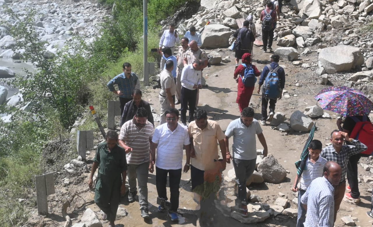 मणिमहेश यात्रा के दौरान राहत कार्यों का जायजा लेते राजस्व मंत्री