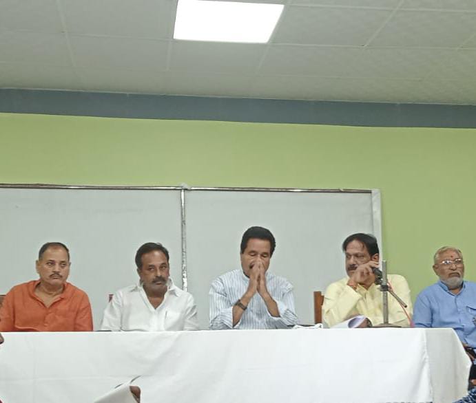 मीडिया से वार्ता करते हुए शहर कांग्रेस कमेटी प्रयागराज अध्यक्ष फुजैल हाशमी एवं अन्य पदाधिकारियों का छाया चित्र मीडिया से वार्ता करते हुए शहर कांग्रेस कमेटी प्रयागराज अध्यक्ष फुजैल हाशमी एवं अन्य पदाधिकारियों का छाया चित्र
