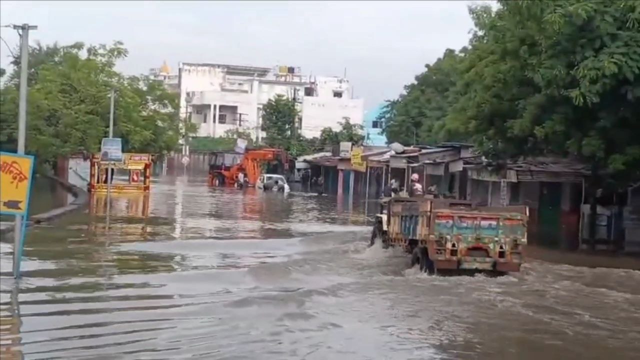 भीलवाड़ा में मूसलाधार बारिश से जनजीवन अस्त-व्यस्त, कई इलाकों में तीन-चार फीट तक पानी भरा भीलवाड़ा में मूसलाधार बारिश से जनजीवन अस्त-व्यस्त, कई इलाकों में तीन-चार फीट तक पानी भरा