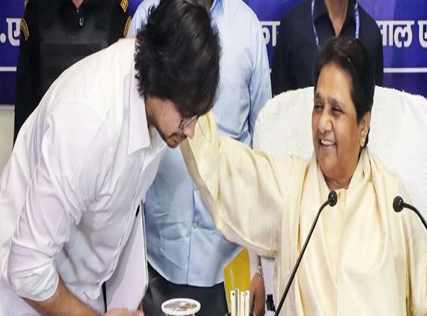 बसपा प्रमुख मायावती और आकाश आनंद बसपा प्रमुख मायावती और आकाश आनंद