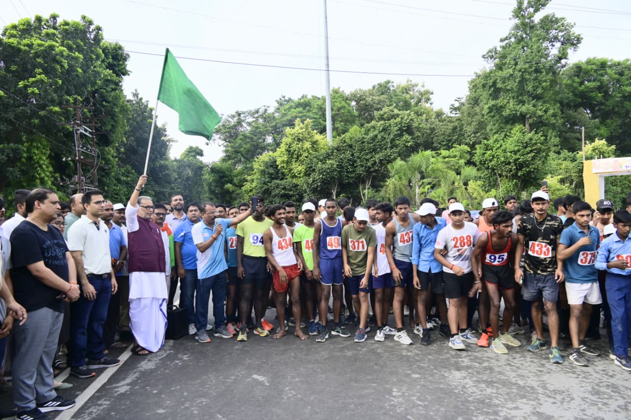 मैराथन में भाग लेते प्रतिभागी मैराथन में भाग लेते प्रतिभागी
