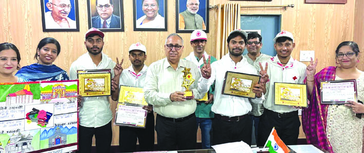 सम्मानित करने के दौरान