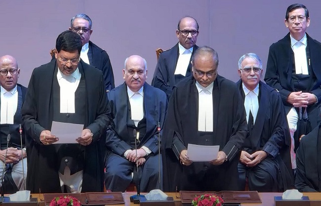 सुप्रीम कोर्ट में शपथ लेते जज सुप्रीम कोर्ट में शपथ लेते जज
