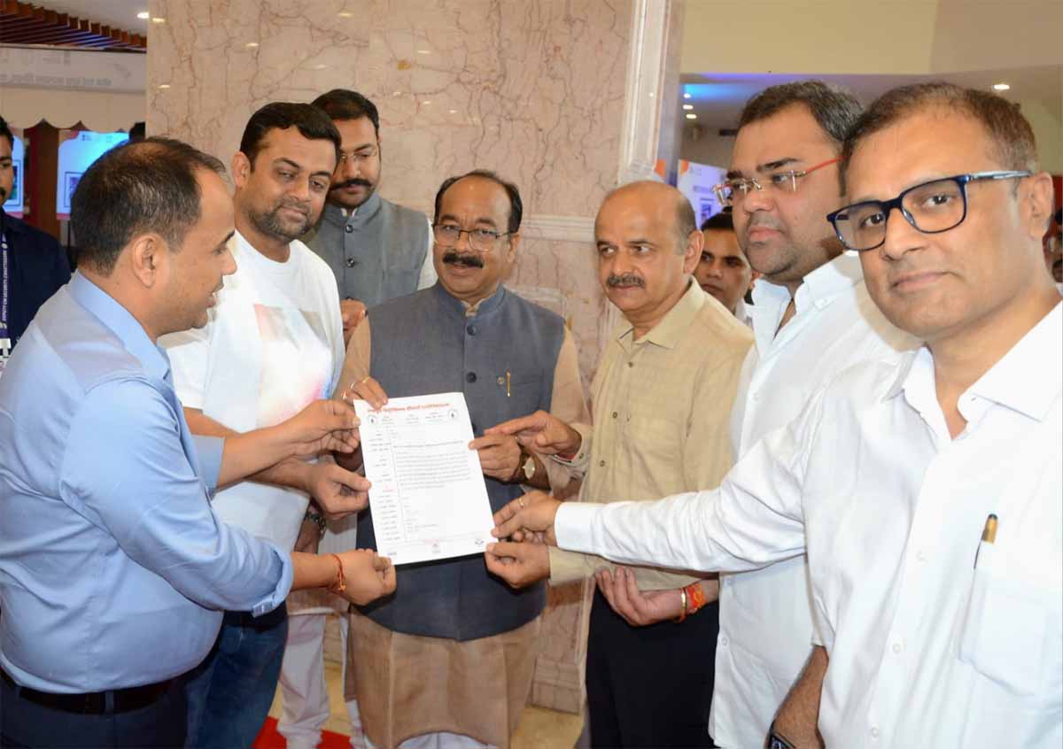 पेट्रोल पंप एसोसिएशन उप मुख्यमंत्री अरुण साव को ज्ञापन साैंपते पेट्रोल पंप एसोसिएशन उप मुख्यमंत्री अरुण साव को ज्ञापन साैंपते