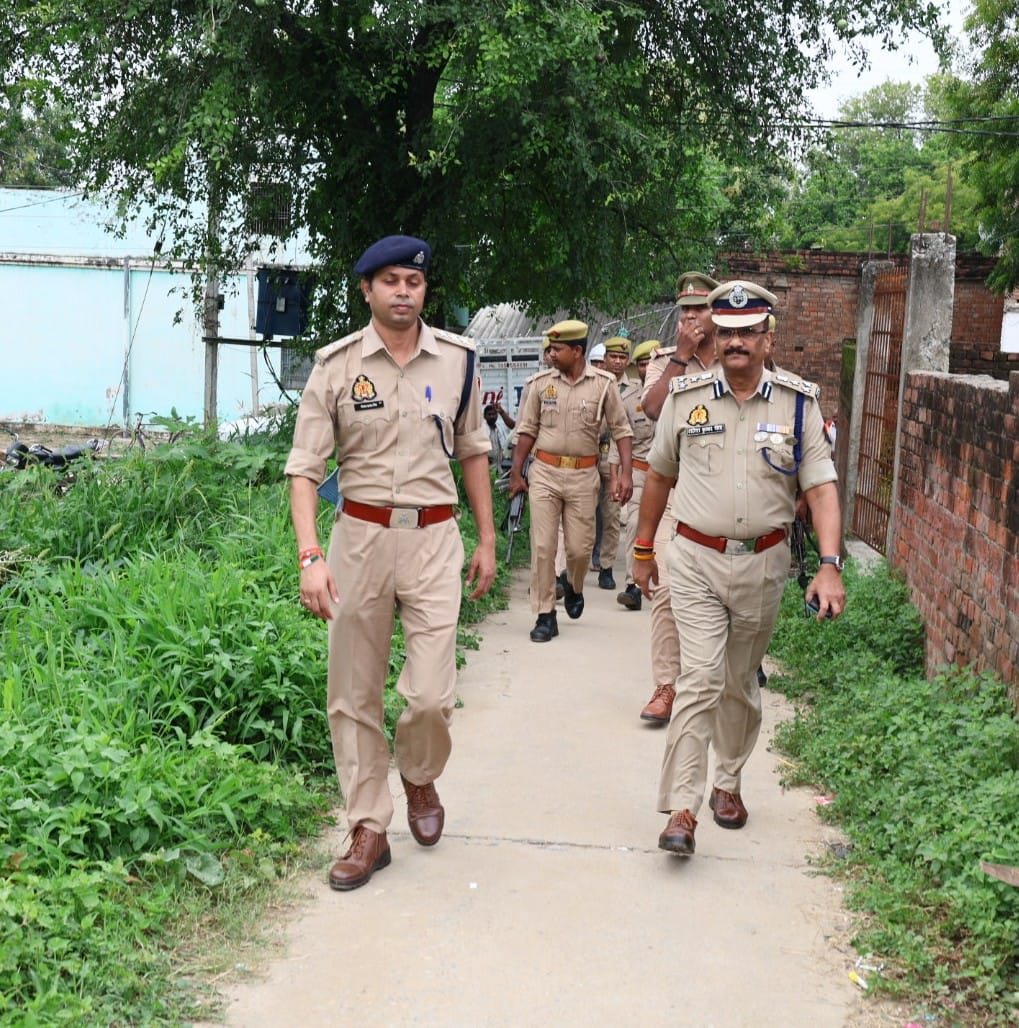 मौके पर छानबीन करते पुलिस अफसर,रोते बिलखते परिजन मौके पर छानबीन करते पुलिस अफसर,रोते बिलखते परिजन