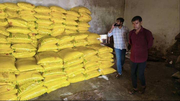 ग्वालियरः आरोन सोसायटी डबरा में किसानों को खाद का वितरण ग्वालियरः आरोन सोसायटी डबरा में किसानों को खाद का वितरण