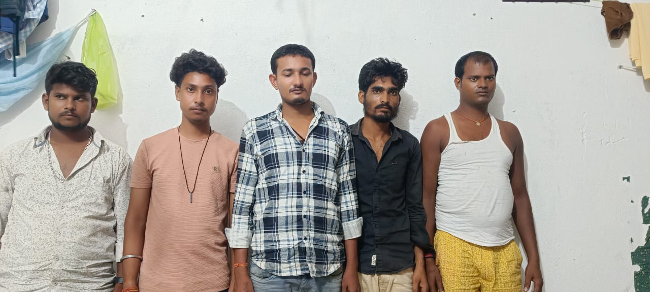 पुलिस गिरफ्त में पांचो अपराधी पुलिस गिरफ्त में पांचो अपराधी