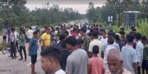 घटनास्थल पर लगी लोगों की भीड़