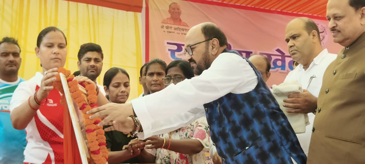 मेजर ध्यानचंद की चित्र पर पुष्प अर्पित करते मंत्री योगेंद्र उपाध्याय मेजर ध्यानचंद की चित्र पर पुष्प अर्पित करते मंत्री योगेंद्र उपाध्याय