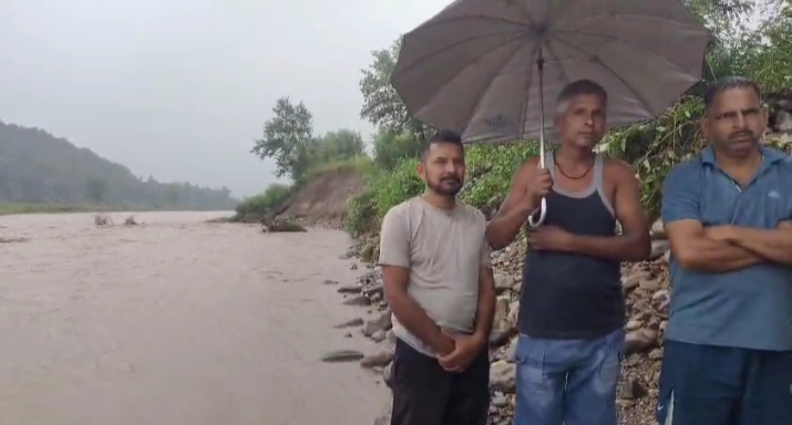 सिरमौर में माजरा क्षेत्र में बाता नदी ने कई बीघा उपजाऊ भूमि बहाई ,कई घरों पर संकट सिरमौर में माजरा क्षेत्र में बाता नदी ने कई बीघा उपजाऊ भूमि बहाई ,कई घरों पर संकट