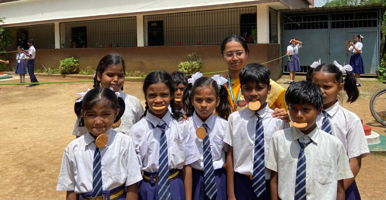 खेल प्रतियोगिता में भाग लेते हुए बच्चों की तस्वीर खेल प्रतियोगिता में भाग लेते हुए बच्चों की तस्वीर
