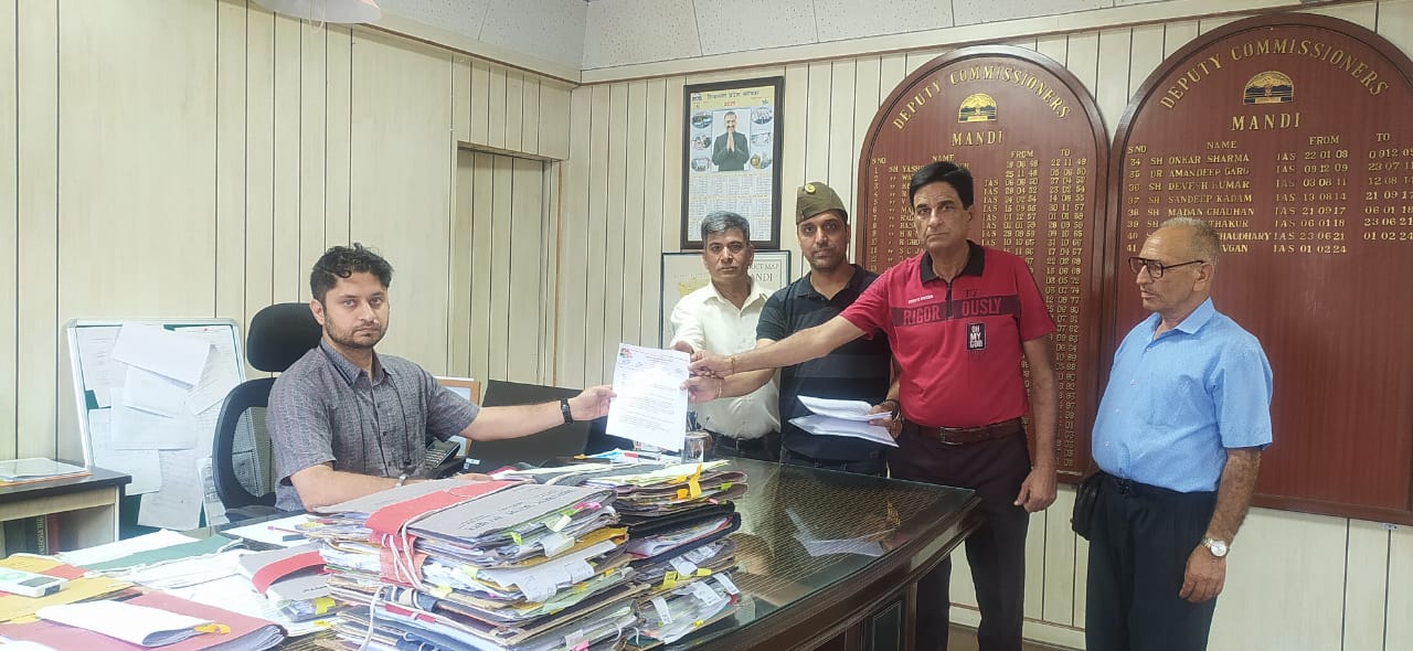 उपायुक्त के माध्यम से राष्ट्रपति को ज्ञापन भेजते हुए। उपायुक्त के माध्यम से राष्ट्रपति को ज्ञापन भेजते हुए।