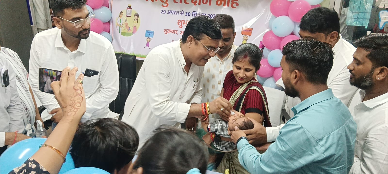 बच्चे को विटामिन ए की दवा पिलाते हुए विधायक ओंकार साहू।