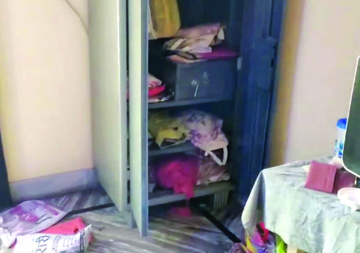 घर में बिखरा सामान