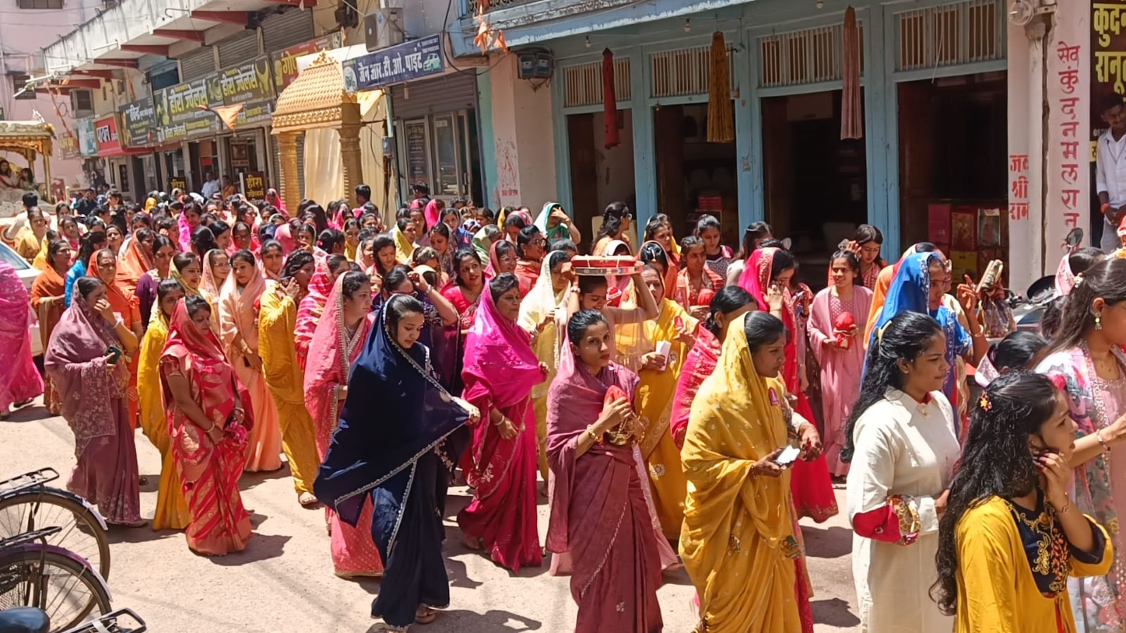 बरघोड़ा शोभायात्रा में शामिल समाज की महिलाएं। बरघोड़ा शोभायात्रा में शामिल समाज की महिलाएं।