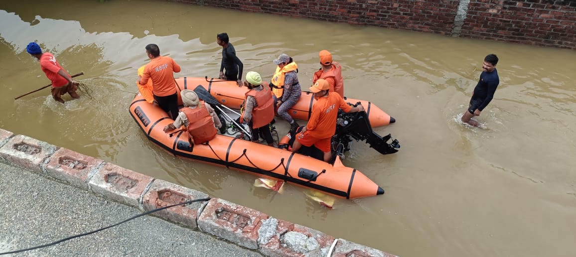 पंजाब में बाढ़ प्रभावित क्षेत्रों से लोगों को बाहर निकालते एनडीआरएफ के जवान पंजाब में बाढ़ प्रभावित क्षेत्रों से लोगों को बाहर निकालते एनडीआरएफ के जवान