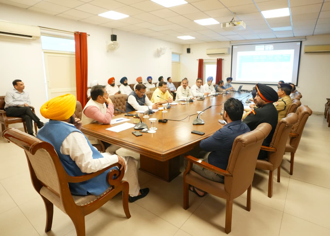 पंजाब के मुख्यमंत्री बाढ़ राहत पर बुलाई गई आपात बैठक की अध्यक्षता करते हुए पंजाब के मुख्यमंत्री बाढ़ राहत पर बुलाई गई आपात बैठक की अध्यक्षता करते हुए