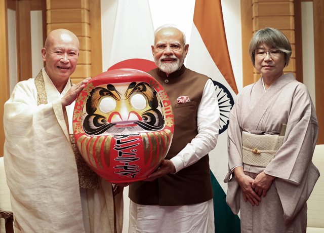 प्रधानमंत्री नरेन्द्र मोदी शुक्रवार को जापान के ताकासाकी-गुन्मा स्थित शोरिंजऩ दरुमा-जी मंदिर के मुख्य पुजारी रेवरेंड सेइशी हीरोसे से दरुमा डॉल प्राप्त करते हुए प्रधानमंत्री नरेन्द्र मोदी शुक्रवार को जापान के ताकासाकी-गुन्मा स्थित शोरिंजऩ दरुमा-जी मंदिर के मुख्य पुजारी रेवरेंड सेइशी हीरोसे से दरुमा डॉल प्राप्त करते हुए