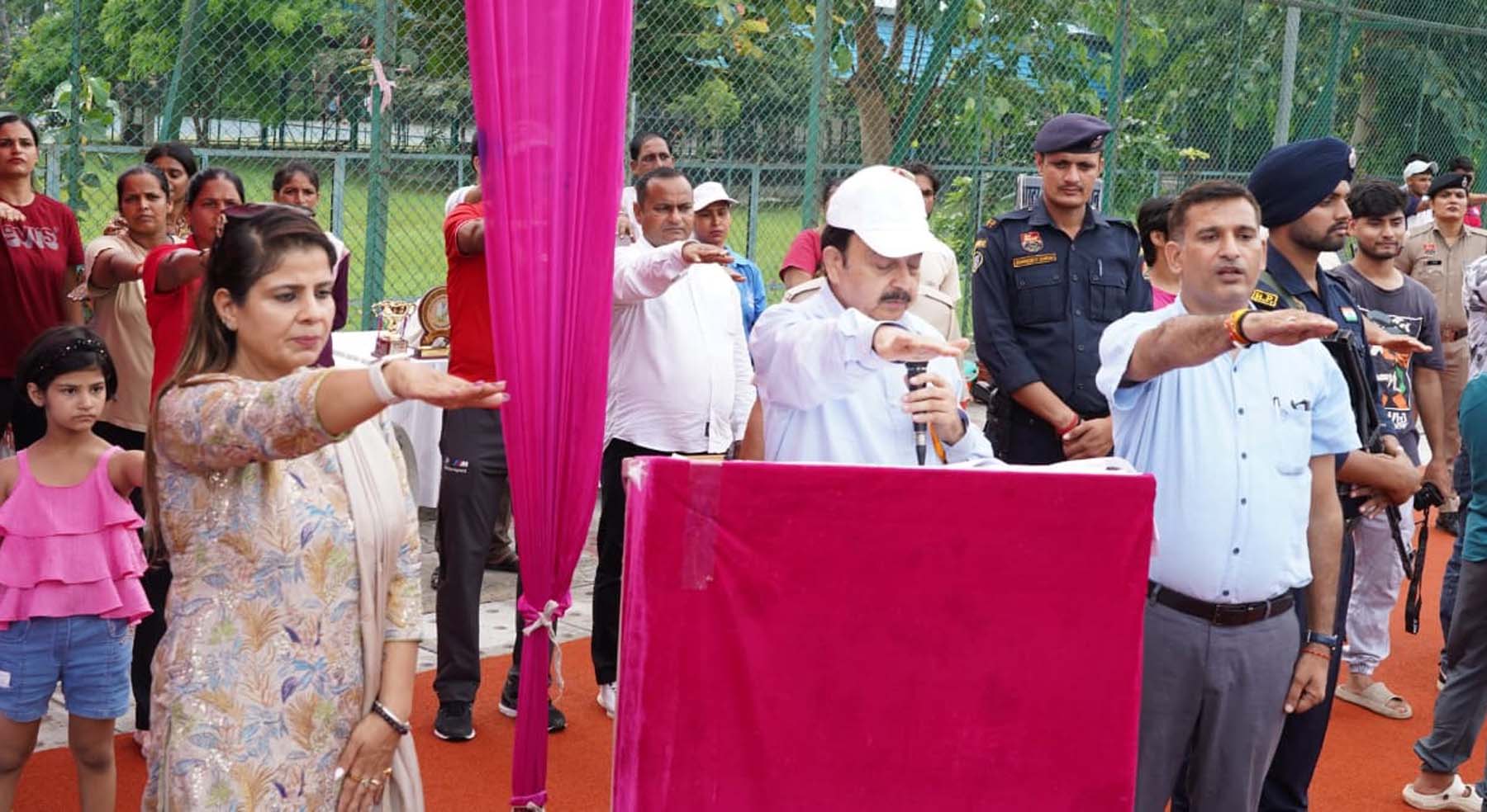 गुरुग्राम के नेहरू स्टेडियम में राष्ट्रीय खेल दिवस के अवसर पर आयोजित खेल प्रतियोगिता में खिलाडिय़ों को फिट इंडिया की शपथ दिलाते मंत्री राव नरबीर सिंह। गुरुग्राम के नेहरू स्टेडियम में राष्ट्रीय खेल दिवस के अवसर पर आयोजित खेल प्रतियोगिता में खिलाडिय़ों को फिट इंडिया की शपथ दिलाते मंत्री राव नरबीर सिंह।