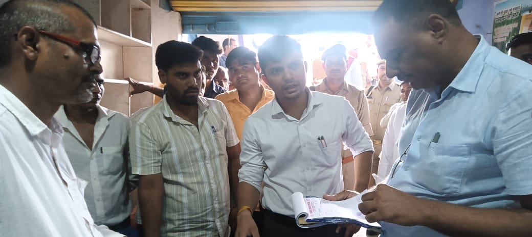खाद गोदाम की जांच कृते डीएम पवन कुमार गंगवार व अन्य। खाद गोदाम की जांच कृते डीएम पवन कुमार गंगवार व अन्य।