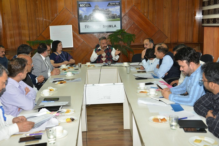 शिक्षा मंत्री अधिकारियों की बैठक लेते हुए शिक्षा मंत्री अधिकारियों की बैठक लेते हुए