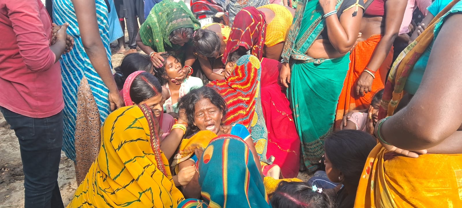 रोते बिलखते परिजन