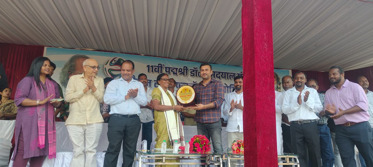 समापन कार्यक्रम में सुदेश सहित अन्य समापन कार्यक्रम में सुदेश सहित अन्य
