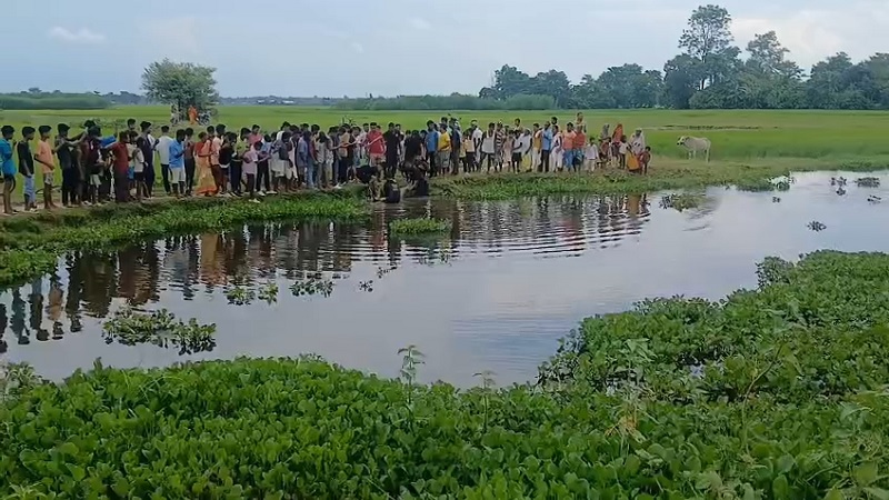 असमः मोरीगांव जिलांतर्गत थानासरुवा गांव में तालाब में डूबे व्यक्ति को बाहर निकालने के लिए एकत्र जनसमूब असमः मोरीगांव जिलांतर्गत थानासरुवा गांव में तालाब में डूबे व्यक्ति को बाहर निकालने के लिए एकत्र जनसमूब