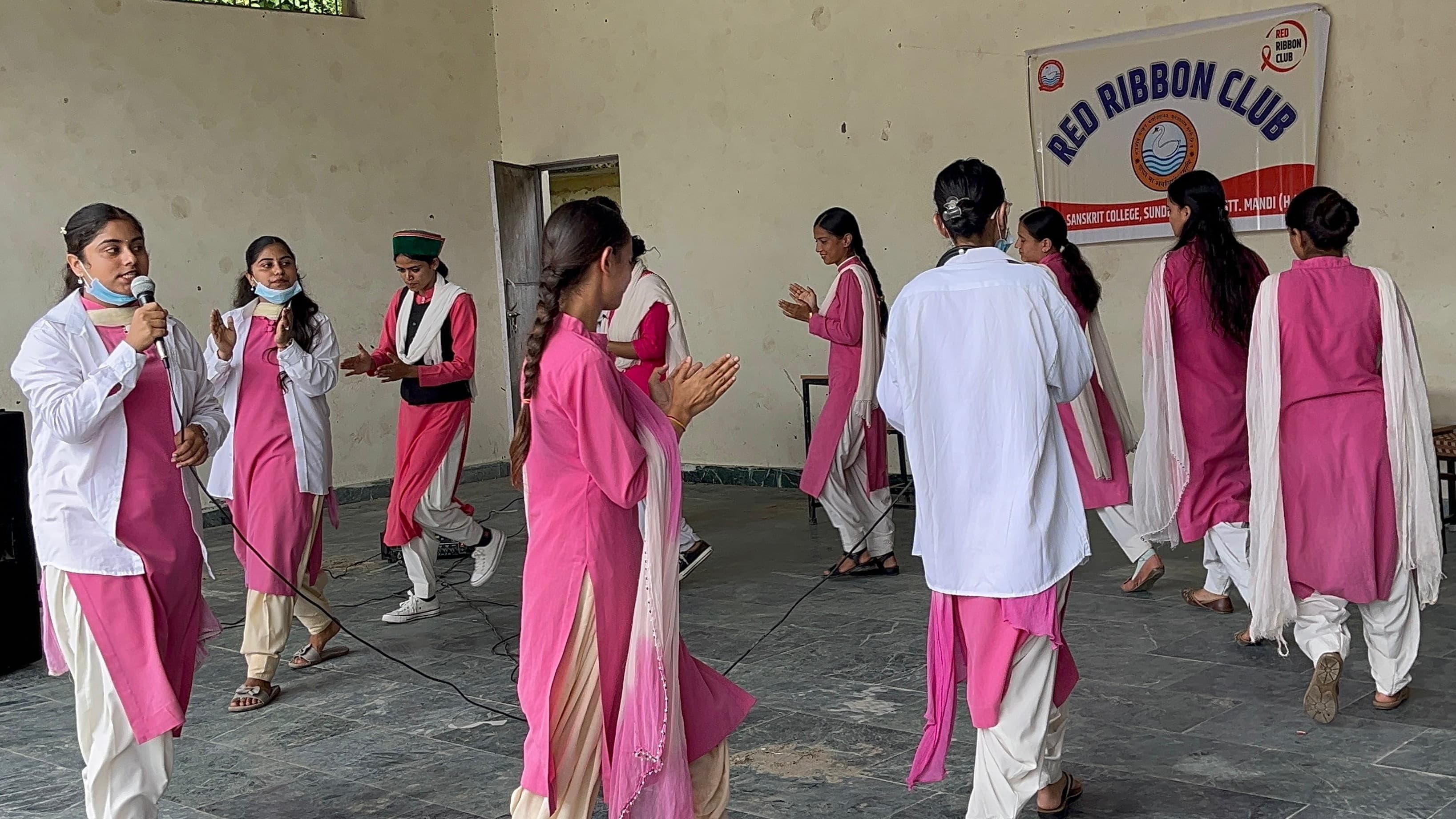 एचआईवी/एड्स जागरूकता कार्यक्रम के दौरान रैड रिबन क्लब की सदस्य। एचआईवी/एड्स जागरूकता कार्यक्रम के दौरान रैड रिबन क्लब की सदस्य।