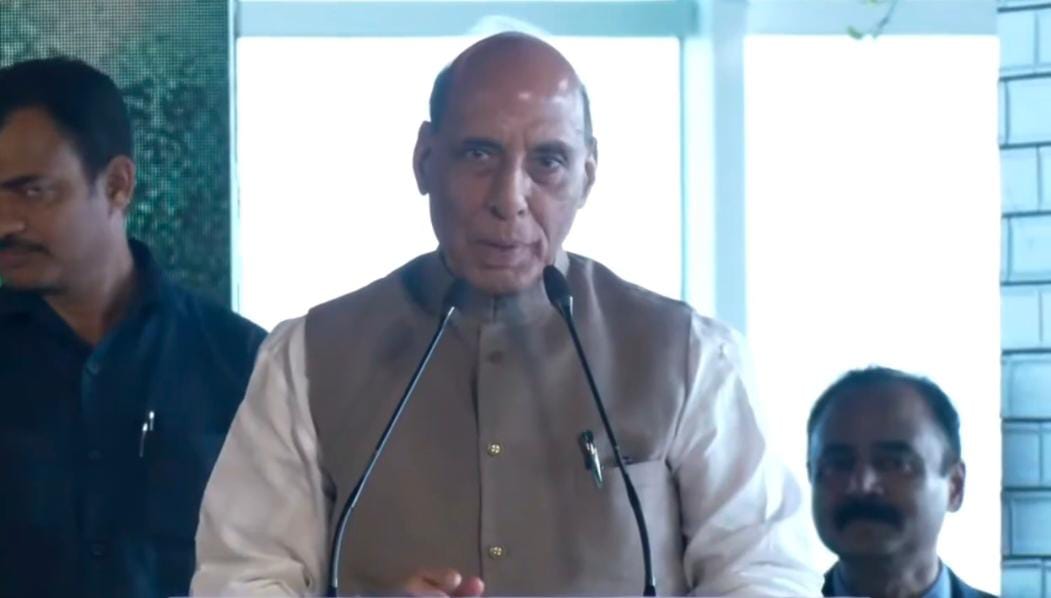 गौतमबुद्ध नगर में रक्षा उपकरण फेसिलिटी का लोकार्पण के अवसर पर मंच से बाेलते हुए रक्षा मंत्री।