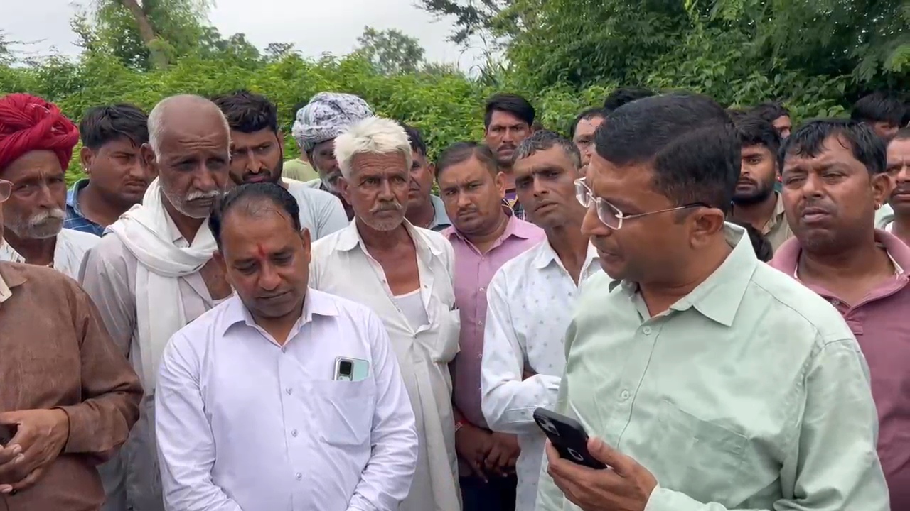 चित्तौड़गढ़ जिले के पारसोली इलाके में हुवे हादसे के मामले में मौके पर पहुंचे बेगूं विधायक। चित्तौड़गढ़ जिले के पारसोली इलाके में हुवे हादसे के मामले में मौके पर पहुंचे बेगूं विधायक।