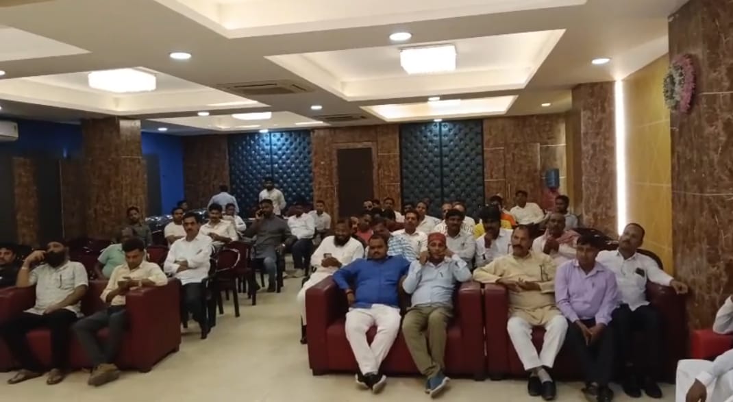 बनवारी लाल कंछल की सुनते हुए व्यापारी बनवारी लाल कंछल की सुनते हुए व्यापारी