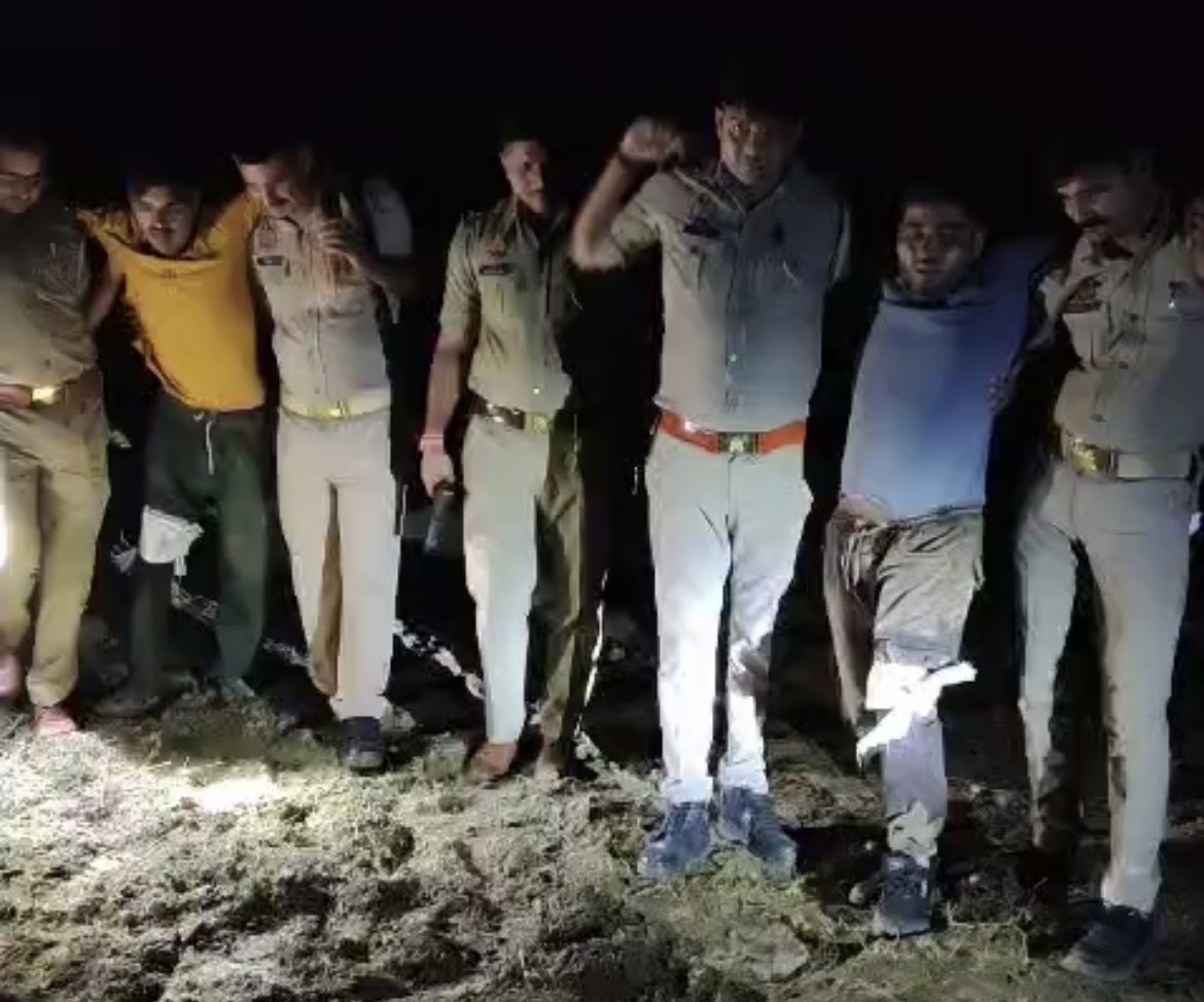 मुठभेड़ में घायल हुए शातिर बदमाश सोहेल और तसलीम को पकड़कर ले जाती पुलिस टीम। मुठभेड़ में घायल हुए शातिर बदमाश सोहेल और तसलीम को पकड़कर ले जाती पुलिस टीम।