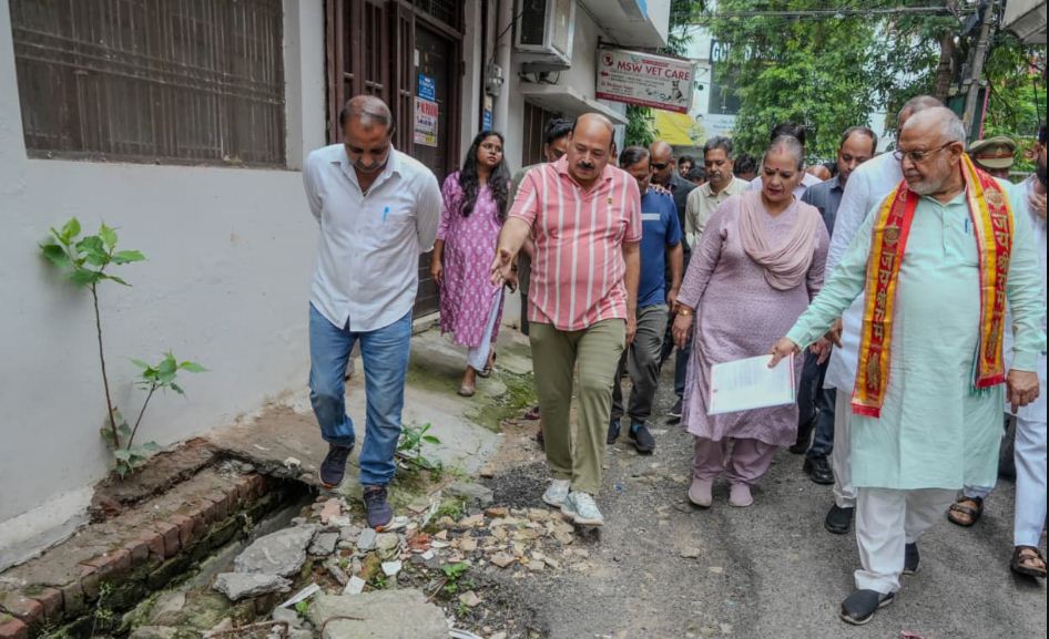 निरीक्षण करते लखनऊ के प्रभारी मंत्री सुरेश खन्ना