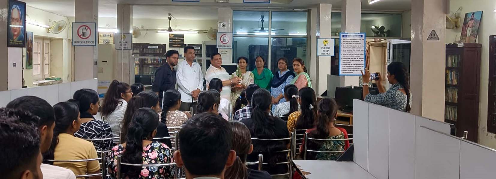 कार्यक्रम में उपस्थित छात्राएं। कार्यक्रम में उपस्थित छात्राएं।