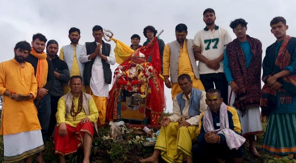 नंदा को कैलाश विदा करते हुए। नंदा को कैलाश विदा करते हुए।