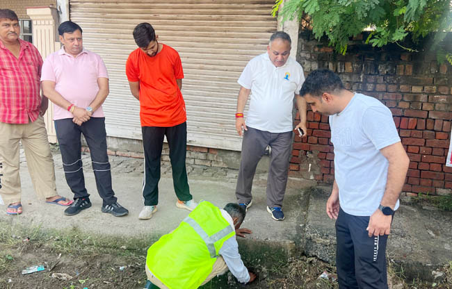 सोनीपत: स्वच्छ, स्वास्थ्य एवं सुंदर अभियान मेयर राजीव जैन मौके पर पहुंचे हुए सोनीपत: स्वच्छ, स्वास्थ्य एवं सुंदर अभियान मेयर राजीव जैन मौके पर पहुंचे हुए