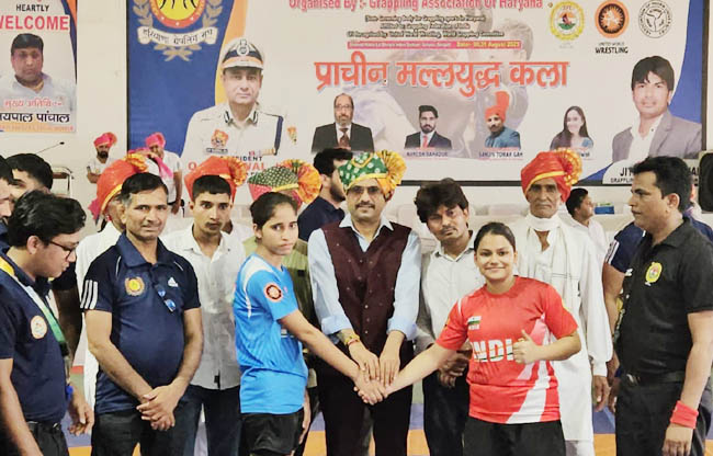 सोनीपत: मुख्यमंत्री के ओएसडी गजेंद्र फौगाट राज्य स्तरीय ग्रेपलिंग प्रतियोगिता के शुभारंभ करवाते हुए सोनीपत: मुख्यमंत्री के ओएसडी गजेंद्र फौगाट राज्य स्तरीय ग्रेपलिंग प्रतियोगिता के शुभारंभ करवाते हुए