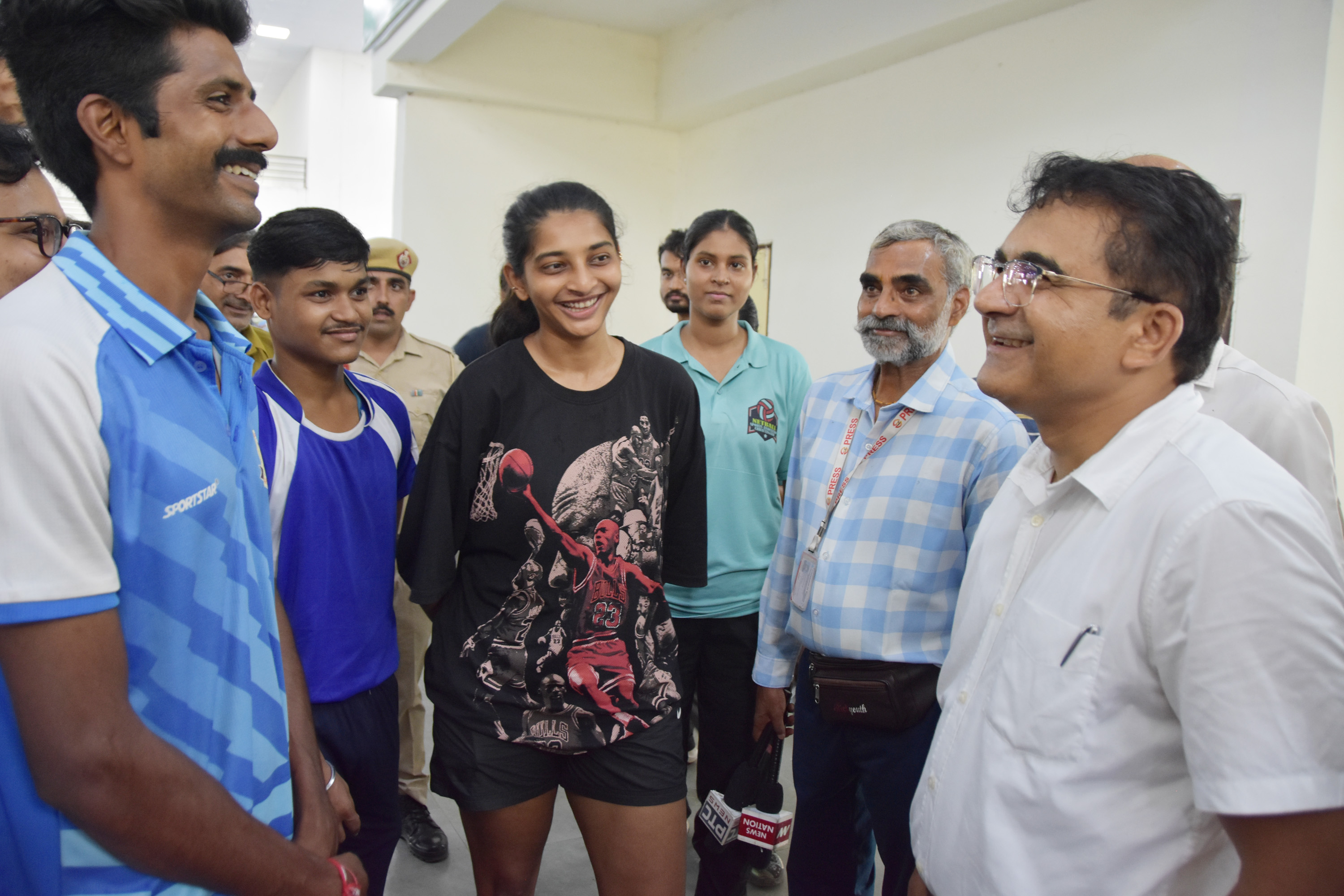 जिला उपायुक्त डॉ हरीश कुमार वशिष्ठ खिलाड़ियों से बात चीत करते हुए जिला उपायुक्त डॉ हरीश कुमार वशिष्ठ खिलाड़ियों से बात चीत करते हुए
